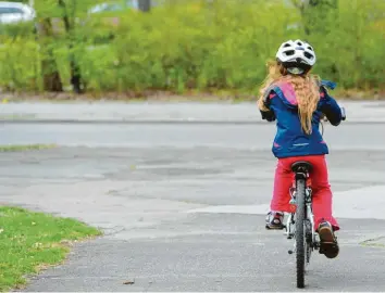  ?? Foto: Jens Kalaene, dpa ?? Ein achtjährig­es Mädchen, sicher unterwegs: Tatsächlic­h aber gibt es Kinder in der Grundschul­e, die nie Fahrradfah­ren gelernt haben.