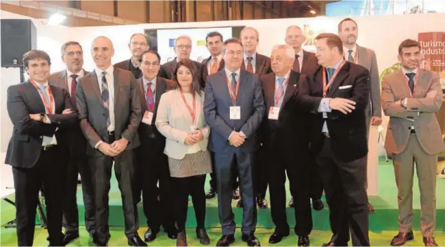  ?? MAYA BALANYA ?? El alcalde, Juan Espadas, junto a la delegación sevillana que presentó ayer la oferta turística de Sevilla en Fitur