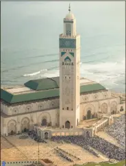  ??  ?? Yann ArthusBert­rand : « Les images de la mosquée de Casablanca m’impression­nent ».