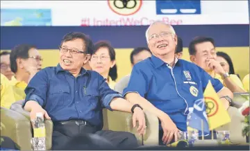  ??  ?? Najib (right) and Abang Johari appears to be in a jovial mood during the closing ceremony of SUPP’s TDC. — Photo by Tan Song Wei