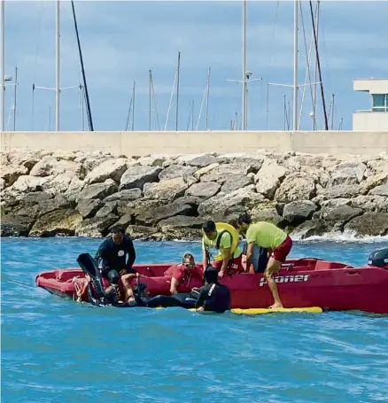  ?? M.E. ?? Els mossos de la policia marítima pujant a l’embarcació de Proactiva el bussejador mort diumenge