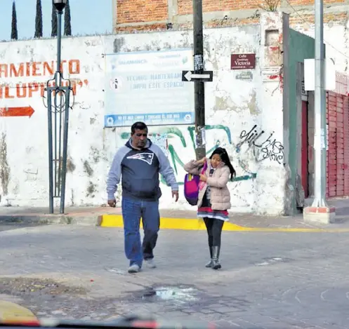  ?? José Almanza Foto: ?? La noche del viernes pasado sorprendió a ciudadanos la caiga ligera de llovizna, así como la baja en la temperatur­a./