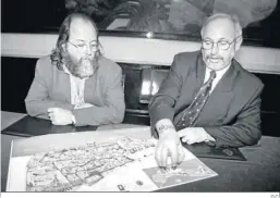  ?? D.C. ?? José Ángel González con Enrique García-Agulló, ante un plano del barrio.