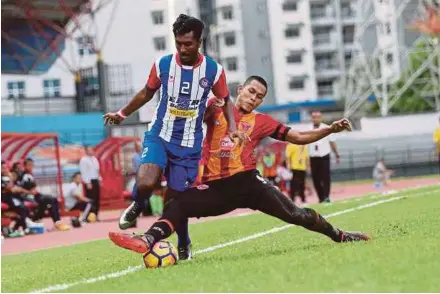  ?? PIC BY ZULFADHLI ZULKIFLI ?? Felcra’s K. Ravindran (left) is challenged by Sime Darby’s Saiful Hasnol Mohd Raffi in their FAM Cup semi-final return leg match at the Petaling Jaya Stadium yesterday.