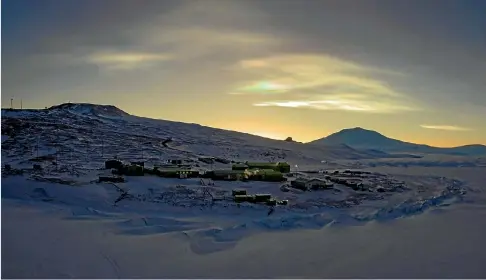  ?? ANTHONY POWELL / ANTARCTICA NEW ZEALAND PICTORIAL COLLECTION ?? A nacreous cloud catches the first sunrise of 2016 at Scott Base, Antarctica.