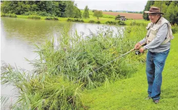  ?? FOTO: LARISSA SCHÜTZ ?? Kurt Lamprecht genießt die Ruhe am Weiher im Tiefenbach­tal.