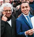  ?? Foto: afp ?? Der Komiker und der Kandidat: Beppe Grillo (links) ist der Mann hinter der Fünf Sterne Bewegung, Luigi Di Maio der Spitzenkan­didat.