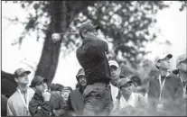  ?? BRET HARTMAN/THE ASSOCIATED PRESS ?? Tiger Woods, shown teeing off Saturday in the World Challenge tournament, finished his 2012 season with a flourish.