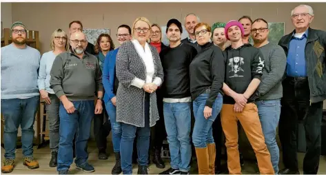  ?? FOTO: STEFAN BOHLANDER ?? Der Vorstand um Anja Wagner-Scheid (Mitte vorne) sowie erste Mitglieder des neuen Vereins „Lichter Leuchten“.