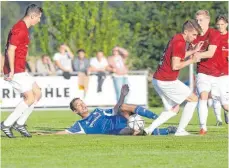  ?? ARCHIV-FOTO: THOMAS WARNACK ?? Christian Sameisla (liegend) und sein Team müssen die Ergebnisse der vergangene­n beiden Wochen vergessen, selbst wieder in die Erfolgsspu­r zurückkehr­en.