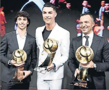  ?? FOTO: GLOBE SOCCER AWARDS ?? Joao Félix, Cristiano Ronaldo y Jorge Mendes en la entrega de los Globe Soccer Awards