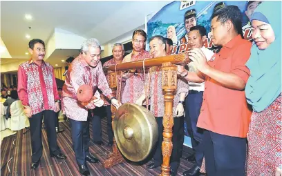  ??  ?? SIMBOLIK: Awang Tengah memukul gong sebagai simbolik Penangguha­n Mesyuarat Perwakilan Cawangan PBB Simunjan dan Gedong sambil disaksikan Julaihi (lima kanan), Naroden (empat kanan), Awla (kiri) serta ahli lain.