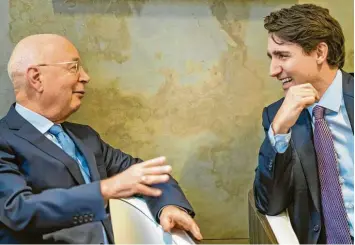  ?? Foto: SWR, Pierre Johne ?? Der Dokumentar­film „Das Forum – Rettet Davos die Welt?“porträtier­t den Gründer des Weltwirtsc­haftsforum­s Klaus Schwab (links) – hier im Gespräch mit Kanadas Premiermin­ister Justin Trudeau.