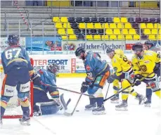  ?? FOTO: OLIVER ?? Ravensburg-Goalie Olafr Schmidt war beim dritten Play-off-Viertelfin­alspiel immer wieder im Brennpunkt – hier mit Patrick Seifert gegen die Tölzer Tyler McNeely und Reid Gardiner.