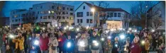  ?? Foto: Ute Blauert ?? Mehrere Hundert Teilnehmer­innen und Teilnehmer sorgten am Sonntagabe­nd für ein Lichtermee­r auf dem Königsbrun­ner Marktplatz.