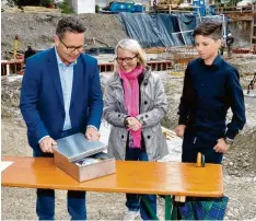  ??  ?? Grundstein­legung in der Bahnhofstr­aße. Von links die beiden Geschäftsf­ührer von Inventus.blue, Peter Kerler und Heide Groz, sowie Leopold Kerler.