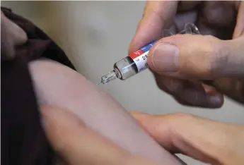  ?? Bild: Fredrik Sandberg ?? Årets influensa är på väg. Från och med i morgon, tisdag, går det att vaccinera sig i hela landet.