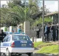  ?? CEDOC PERFIL ?? HORROR. Móvil policial en el domicilio de la familia Pérez.