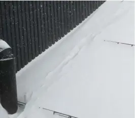  ?? FOTO: FRANK JOHANNESSE­N ?? SPOR: På taket av bygningen var det spor i snøen og ved en av byggets nødutgange­r er det slengt ut pappesker og en søppelkass­e.