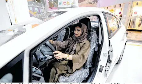  ??  ?? Saudische Frauen dürfen schon jetzt Probesitze­n und Autos vorbestell­en – selber fahren dürfen sie aber erst in fünf Monaten