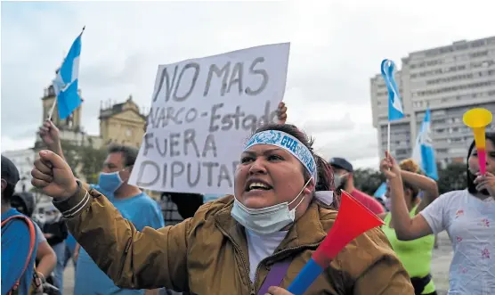  ?? Afp ?? Una manifestan­te reclama contra el gobierno en Ciudad de Guatemala