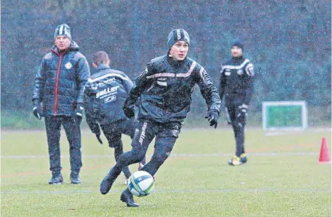  ?? FOTO: PETER SCHLIPF ?? Noah Feil (am Ball) und der VfR Aalen mussten unter erschwerte­n Bedingunge­n den Trainingss­tart begehen.