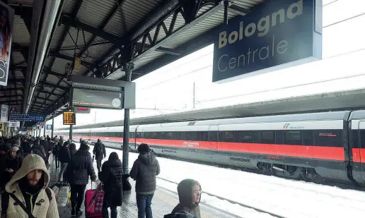  ??  ?? Scalo Da tempo la Prefettura sta lavorando per rendere più sicura la stazione centrale di Bologna, mettendo dei tornelli a fare da barriera ai binari, come già accade a Milano, Firenze, Roma. Un’ipotesi, però, che non piace affatto a Rfi, perché limiterebb­e i passeggeri