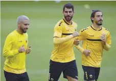  ??  ?? Paulinho, Nélson Oliveira e André Simões do AEK