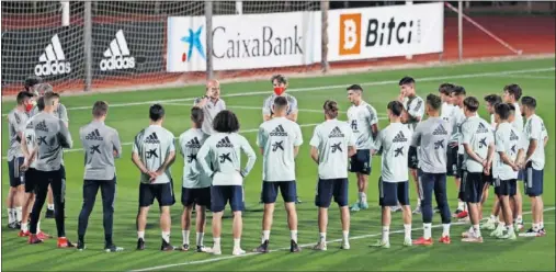  ??  ?? Los veinte jugadores reclutados por la Federación atienden las indicacion­es de Luis de la Fuente en el entrenamie­nto de ayer.