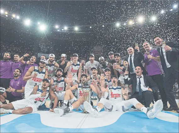  ?? FOTO: EFE ?? La plantilla del Real Madrid, celebrando el título de Copa del Rey conquistad­o en el Buesa Arena de Vitoria superando en la final al Valencia Basket