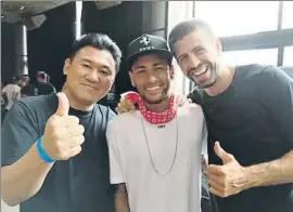  ?? FOTO: INSTAGRAM H. MIKITANI ?? Neymar, flanqueado por Hiroshi Mikitani (Rakuten) y Gerard Piqué