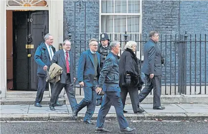  ?? EFE ?? Consultas. Legislador­es conservado­res abandonan el 10 de Downing Street tras hablar con Theresa May.
