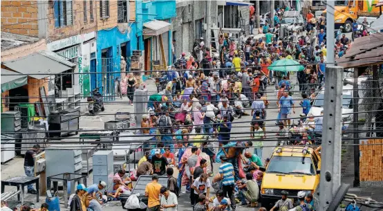  ?? FOTO RÓBINSON SÁENZ ?? Luego del operativo de extinción de dominio en el “Bronx”, estas personas ocuparon la glorieta de La Minorista. Pero hace una semana el sitio fue cercado y ahora “viven” en la carrera Cúcuta, en medio de viviendas y locales comerciale­s.