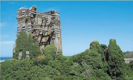  ?? | PHOTO : DOMAINE PUBLIC ?? Le château de Trémazan, où est née la légende d’Haude et son frère Gurguy.