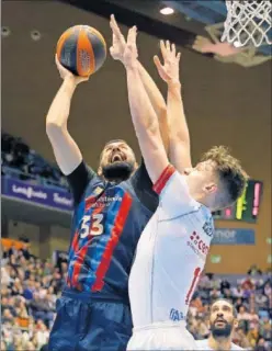  ?? ?? Nikola Mirotic lanza ante Marek Blazevic en el Fontes do Sar.