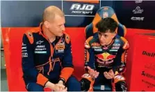  ?? ?? Aki Ajo, con Rueda, en su test con la KTM de Moto3 del Mundial.