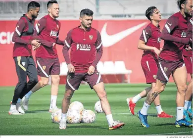  ?? JUAN CARLOS VÁZQUEZ ?? Entrenamie­nto del Sevilla con ‘Tecatito’ Corona en primer término.