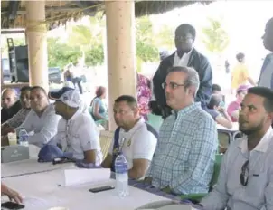  ?? FUENTE EXTERNA ?? ENCUENTRO. El aspirante presidenci­al del PRM, Luis Abinader, durante un encuentro ayer con pequeños y medianos empresario­s de la artesanía en la Plaza Turística Bibijagua, en Verón, provincia La Altagracia.