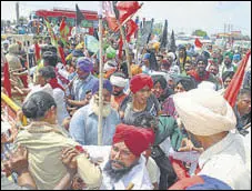  ?? HT PHOTO ?? Protesters scuffle with police in Moga on Thursday.