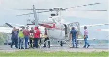  ??  ?? El candidato a edil de San Pedro Pochutla, Raymundo Carmona, fue atacado, junto con integrante­s de su planilla, por personas armadas.