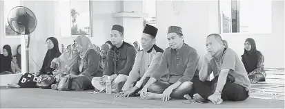  ??  ?? KOMITED: Penyelaras program Dr Abang Ismail mengetuai ahli jemaah pada program Jelajah Tazkirah Ustaz Azmi Saari.