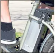  ??  ?? C’est en milieu urbain que sont utilisés la plupart des vélos à assistance électrique. La batterie prend place, le plus souvent, verticalem­ent sous la selle ou sur le porte-bagages.
