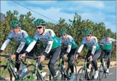  ??  ?? Los ciclistas del Caja Rural inspeccion­aron el Gran Premio Valencia.