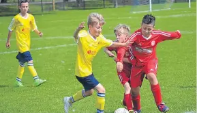  ??  ?? Ferry (yellow) met Brechin in an Age 10 fixture at Dawson Park.