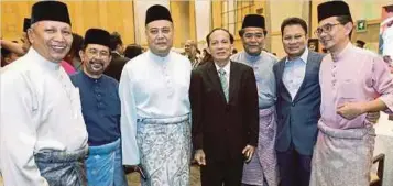  ??  ?? DARI kiri, Ismail, Mahfar, FD Iskandar, Pengerusi BERNAMA, Datuk Seri Azman Ujang, Mustapa, Pengarah Urusan Kumpulan DRB-Hicom, Datuk Seri Syed Faisal Albar dan Amrin.