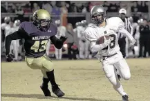  ?? KYLE KURLICK / SPECIAL TO THE COMMERCIAL APPEAL ?? Arlington’s Ben Evans closes in on visiting Houston’s Seth Cartwright in the first half of the Tigers’ 34-32 win Friday night.