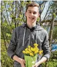  ?? Foto: Walburg ?? Der 19 jährige Florian Gerl freut sich riesig über die Blümchen.