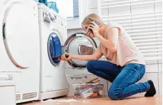  ?? Foto: Christin Klose, dpa ?? Nichts geht mehr – und jetzt? Wenn die Waschmasch­ine streikt, kann die Hotline des Hersteller­s erste Hilfe leisten.