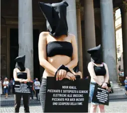  ?? — AFP ?? Amnesty Internatio­nal activists perform a flash mob in Rome's Pantheon square on Wedenesday to remember late Italian student Giulio Regeni and other victims. The badly mutilated body of Regeni, a 28- year- old Cambridge University Ph. D. student, was...