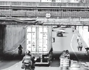  ?? Danilo Verpa/Folhapress ?? Caminhão passa raspando pelo viaduto Fepasa, na região central da cidade; juíza de 46 anos morreu no local após uma carreta derrubar parte da estrutura